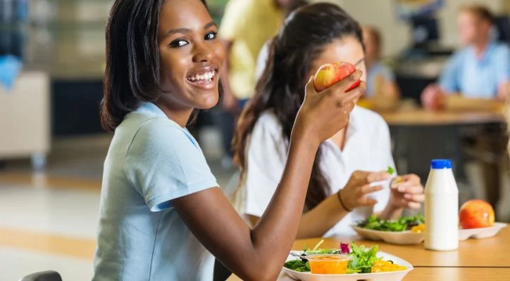 A women eating a healthy lunch