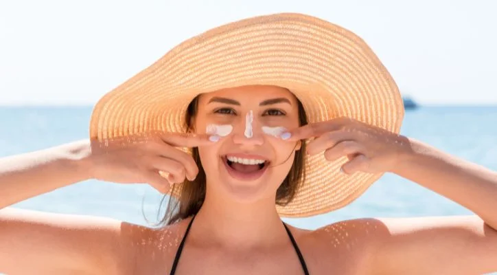 woman applying sunscreen